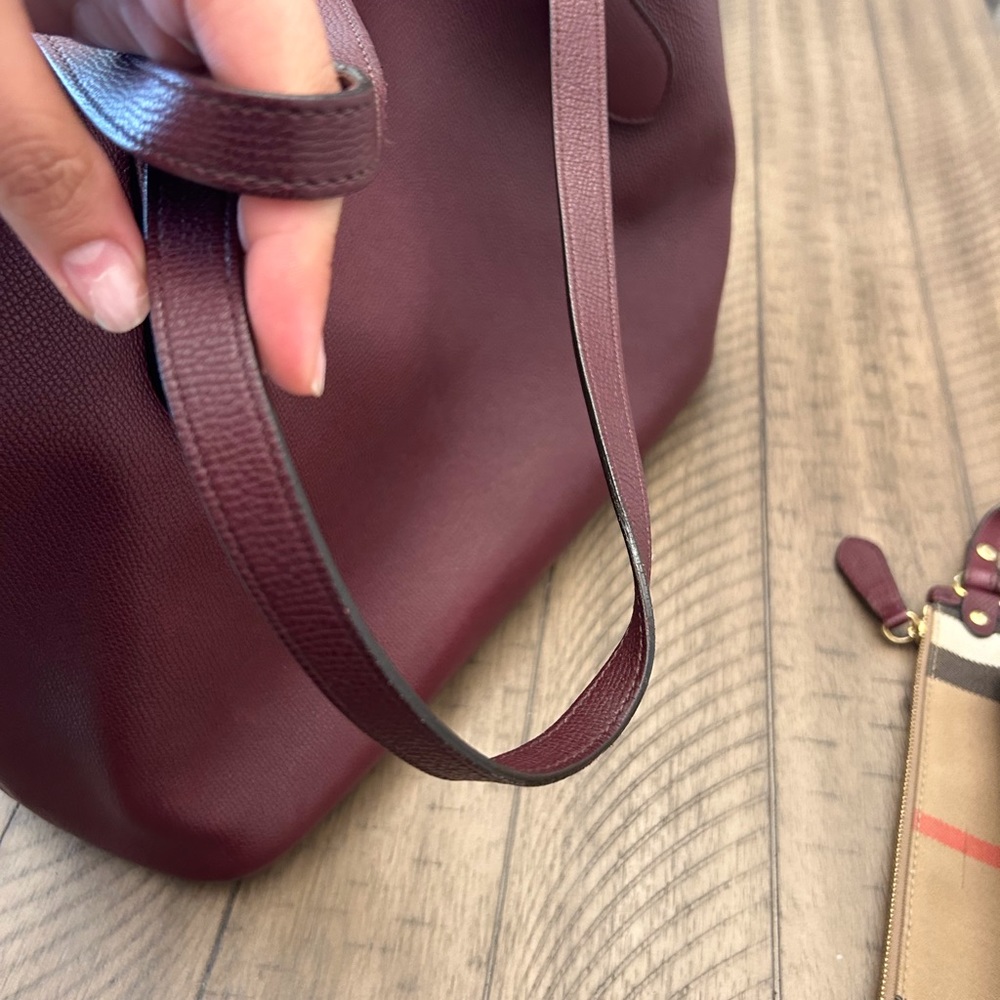 Versatile tote bag can be worn in two styles. Comes with wallet and wristlet - Picture 9 of 16